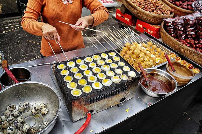 шашлычки из перепелиных яиц. Уличная едя в Китае