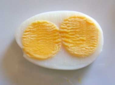 Перепелиный яйца с двумя желтками двухжелтковые
