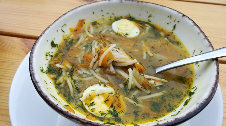 Суп с перепелочкой лапша домашняя, половинка перепелочки, перепелиное яйцо