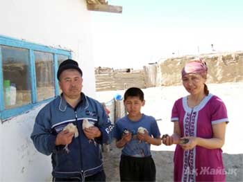 семья Досакашевых из села Карабау Кызылкогинского района со своими перепелами