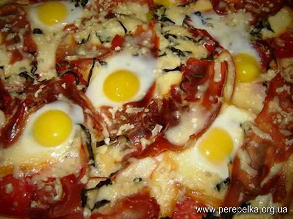 Пицца с перепелиным яйцом