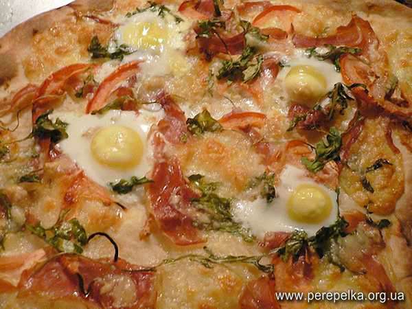Пицца с перепелиным яйцом и помидорами