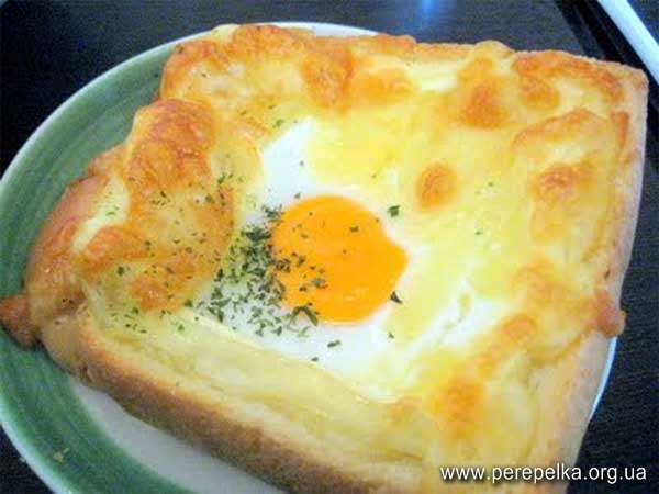 Тост с сыром и перепелиным яйцом
