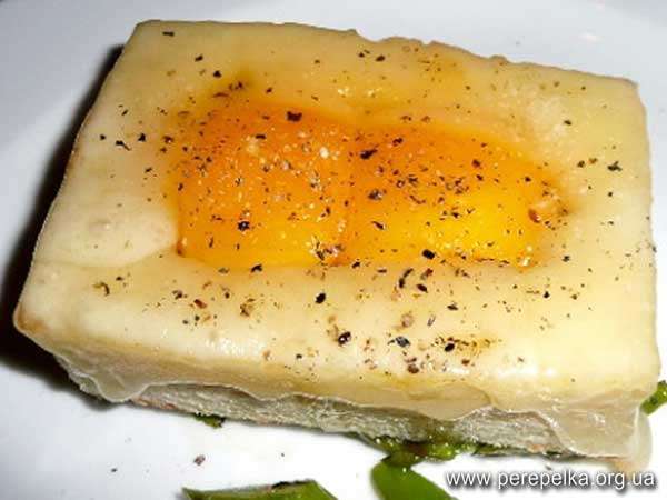 Рецепт тоста с плавленым сыром и перепелиным яйцом