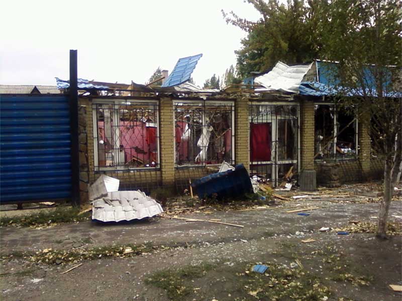 Разрушенное украинским артробстрелом кафе на Трудовских Петровского района Донецка